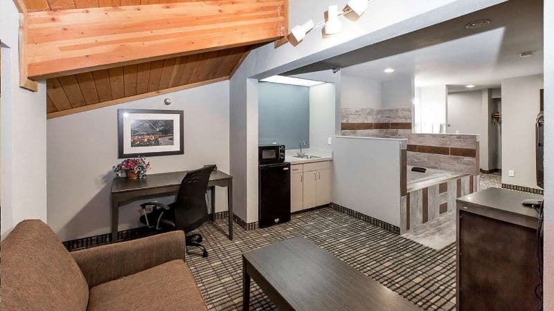 Baymont by Wyndham Pella hotel photo 3