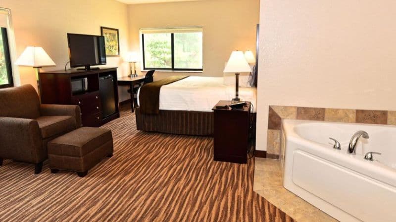 Boulders Inn & Suites Clarion Jacuzzi room