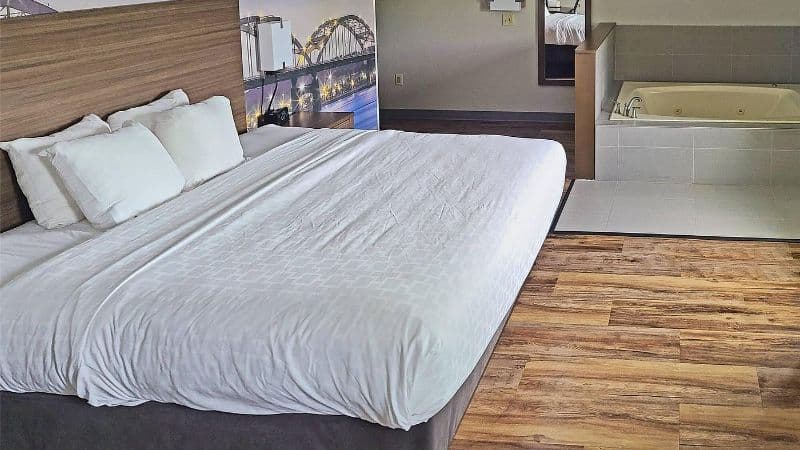 Clarion Pointe Bettendorf – Quad Cities Jacuzzi room
