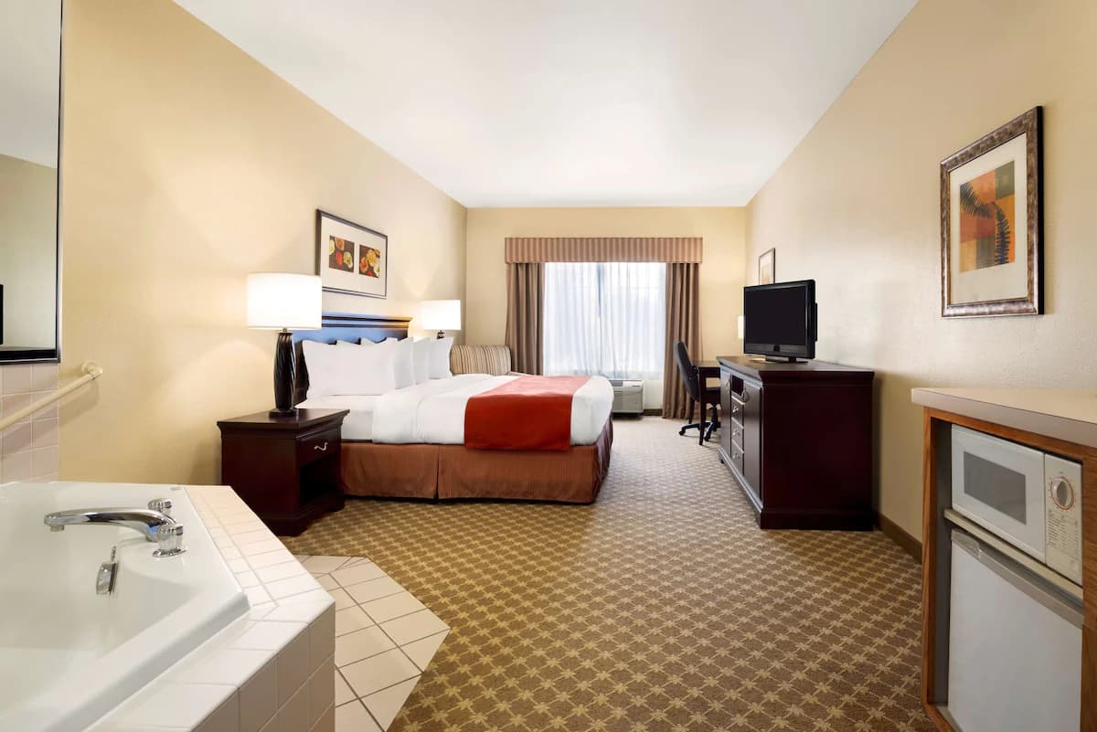 Country Inn & Suites by Radisson, Clinton, IA Jacuzzi room