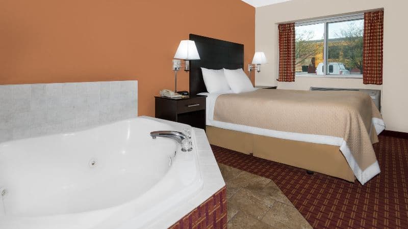 Days Inn by Wyndham Ames Jacuzzi room