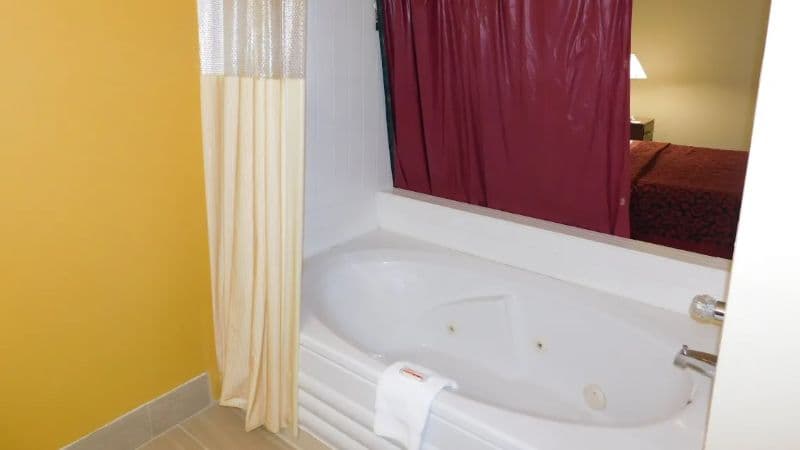Days Inn by Wyndham Walcott Davenport Jacuzzi room