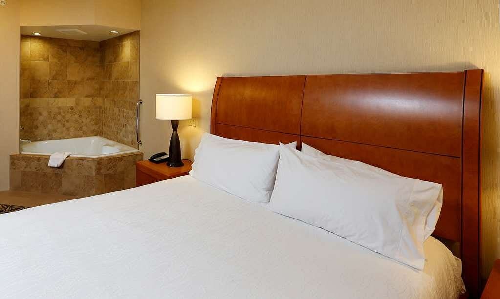 Hilton Garden Inn Cedar Falls Jacuzzi room