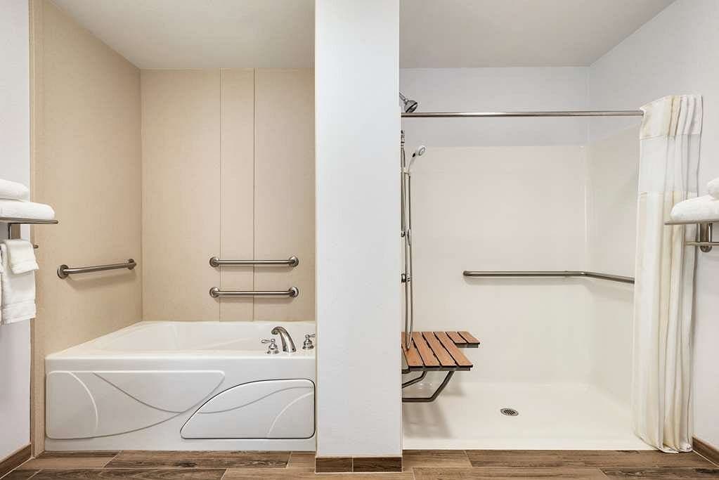 Hilton Garden Inn Dubuque Downtown Jacuzzi room