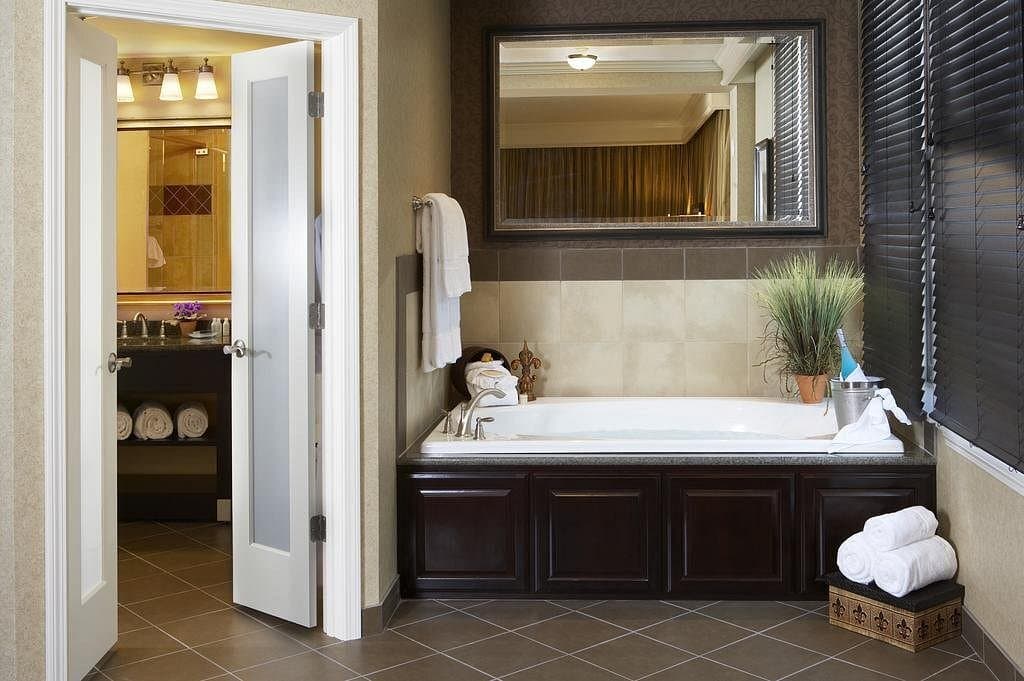 Hotel Julien Dubuque Jacuzzi room