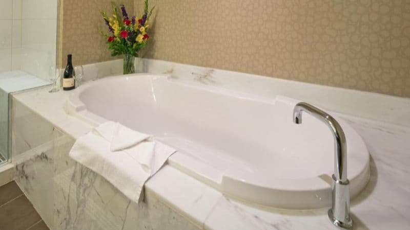 Isle Casino Hotel Bettendorf Jacuzzi room