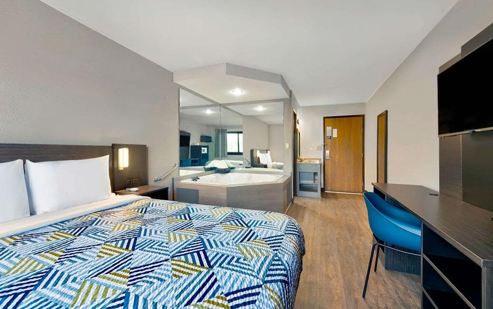Motel 6 Cedar Rapids – Airport Jacuzzi room