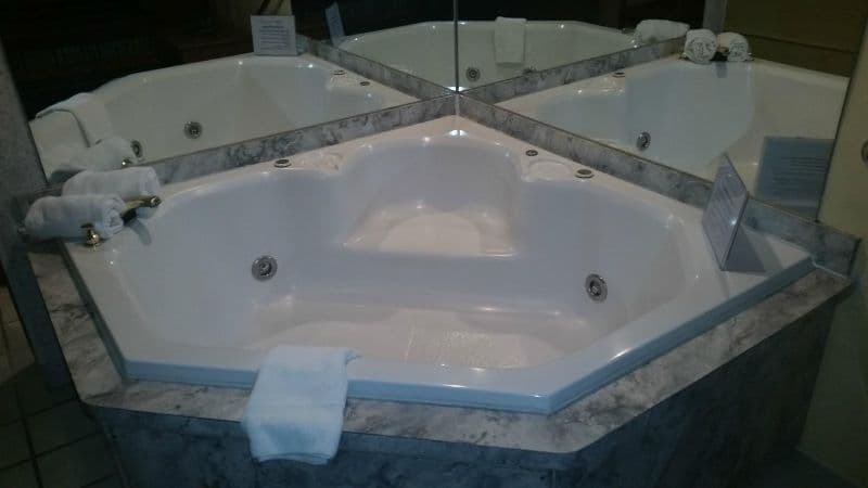 Motel 6 Moline Jacuzzi room