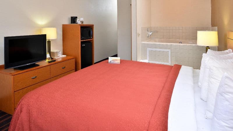 Quality Inn Coralville – Iowa River Landing Jacuzzi room