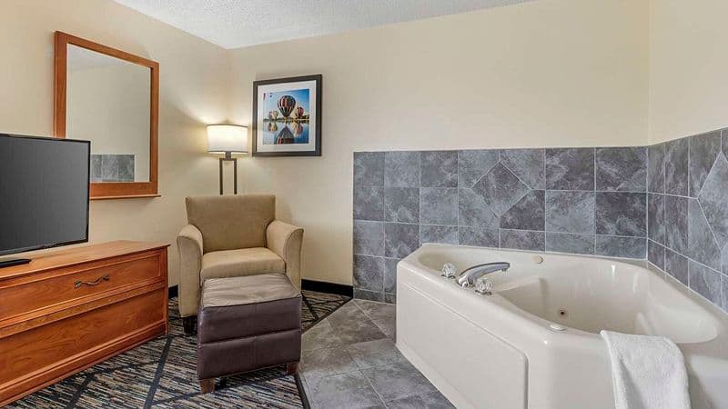 Quality Inn Indianola Jacuzzi room
