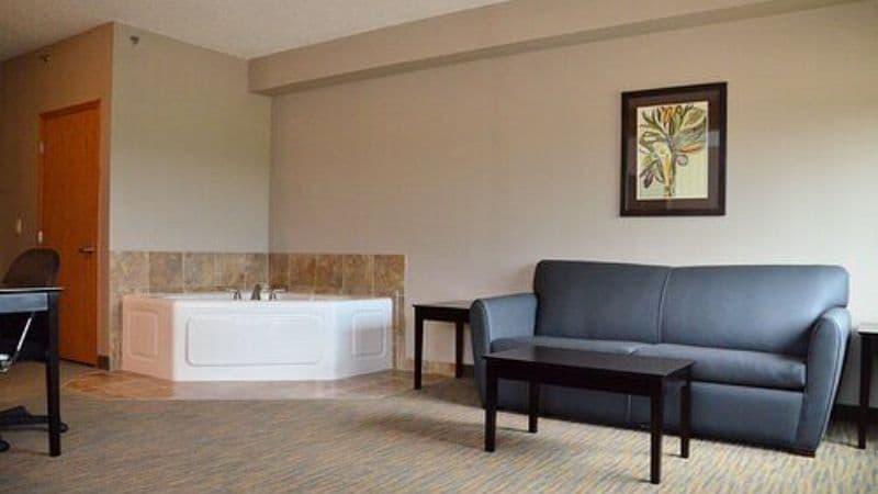 Qube Hotel Jacuzzi room