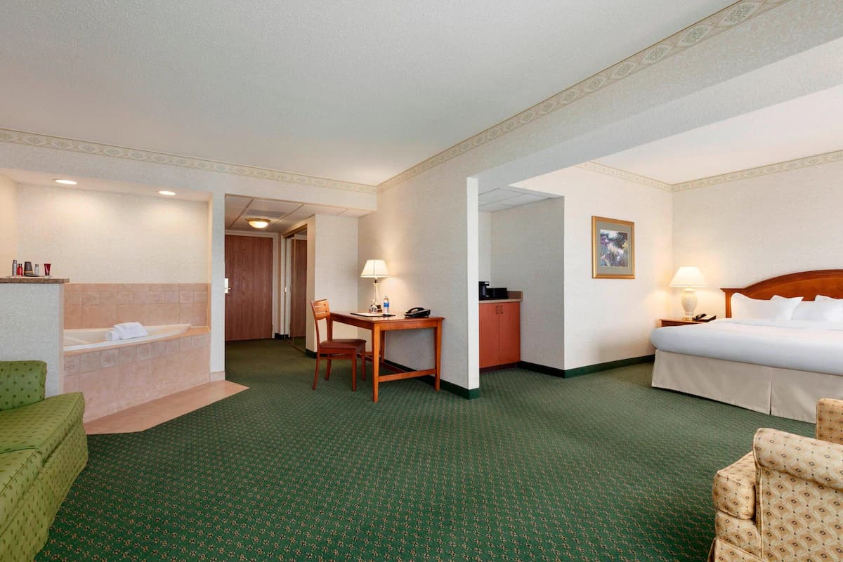 Radisson Hotel Cedar Rapids Jacuzzi room