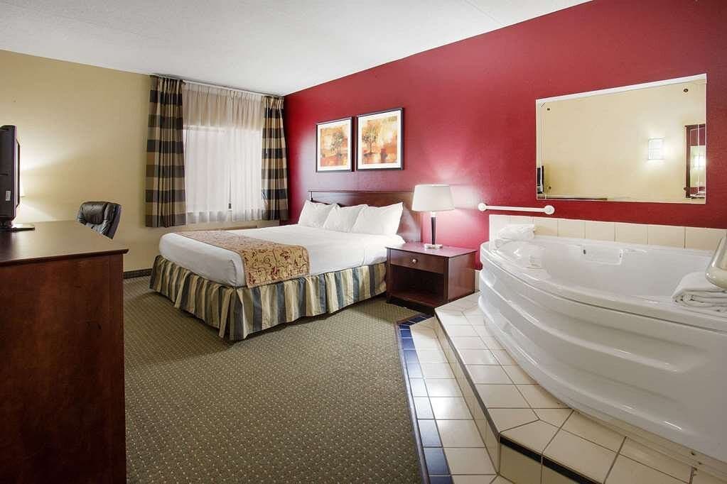 Ramada by Wyndham Bettendorf Jacuzzi room