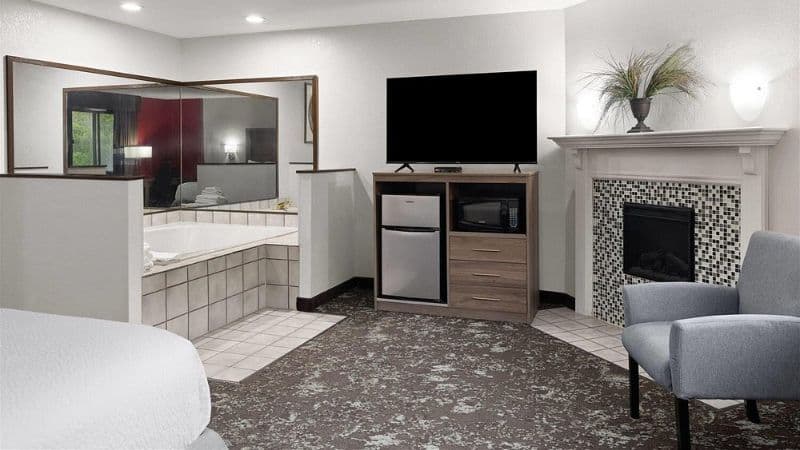 Ramada by Wyndham Cedar Rapids South Jacuzzi room