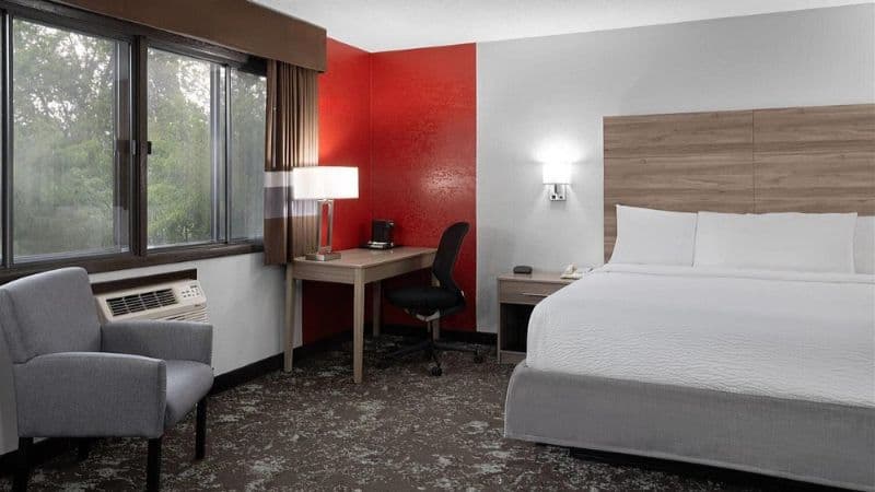 Ramada by Wyndham Cedar Rapids South hotel photo 4