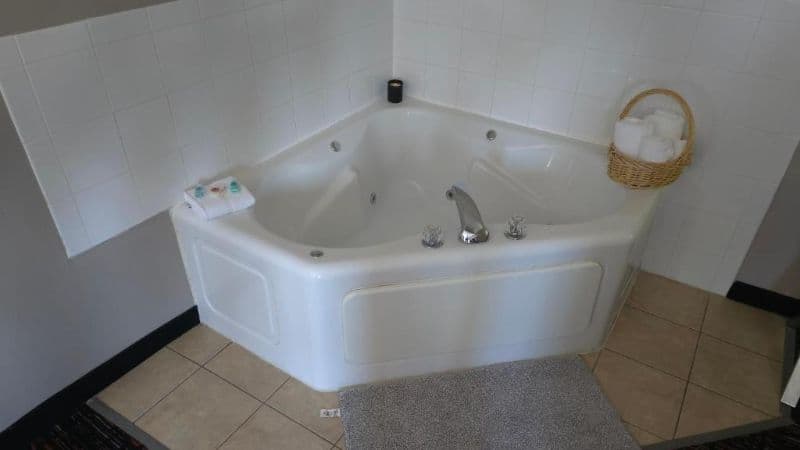 Reston Inn & Suites Jacuzzi room