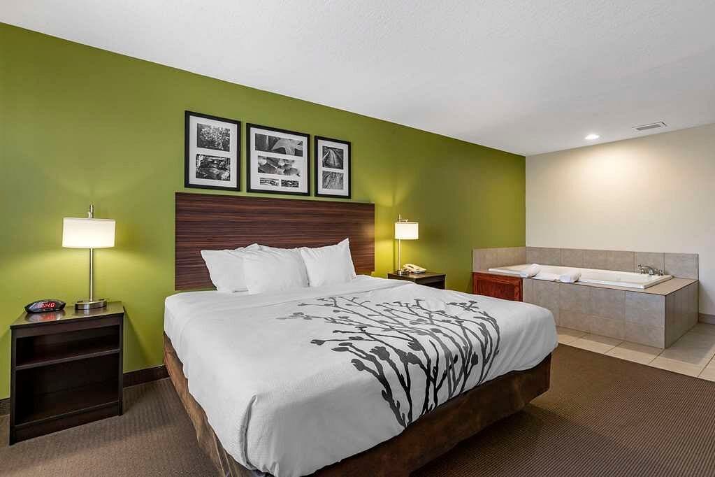 Sleep Inn & Suites Jacuzzi room