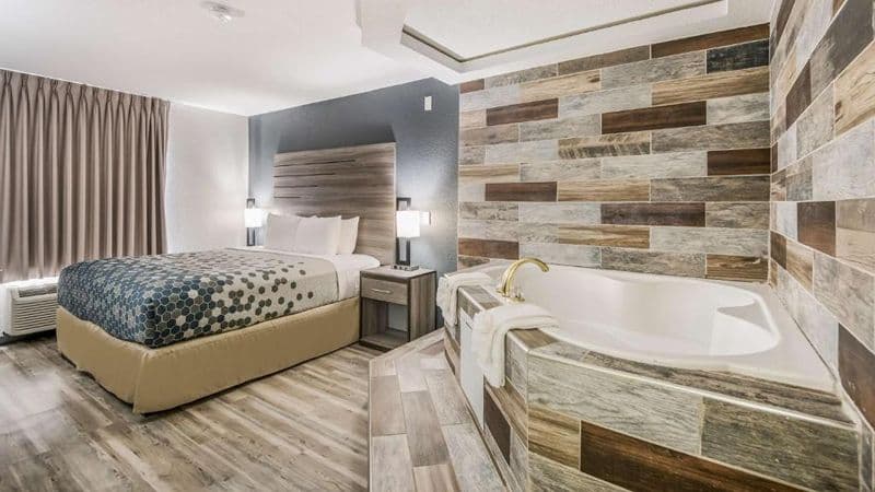 Sonesta Essential Des Moines Jacuzzi room