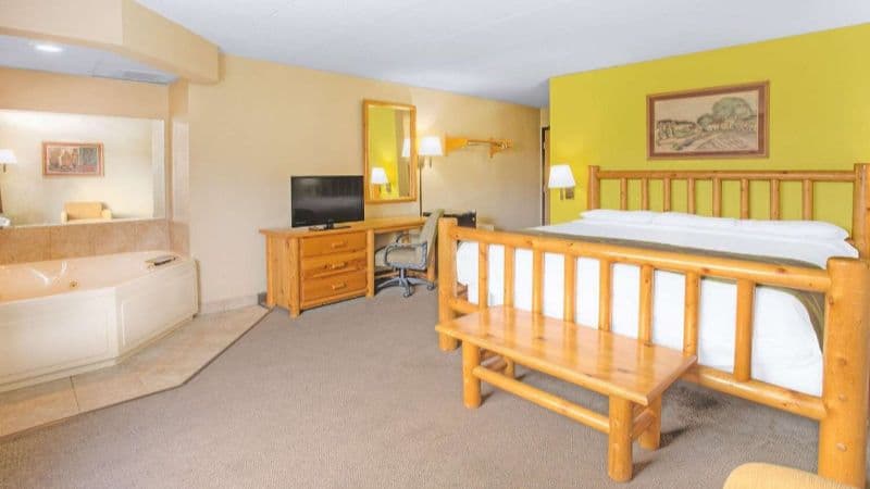 Super 8 by Wyndham Davenport Jacuzzi room