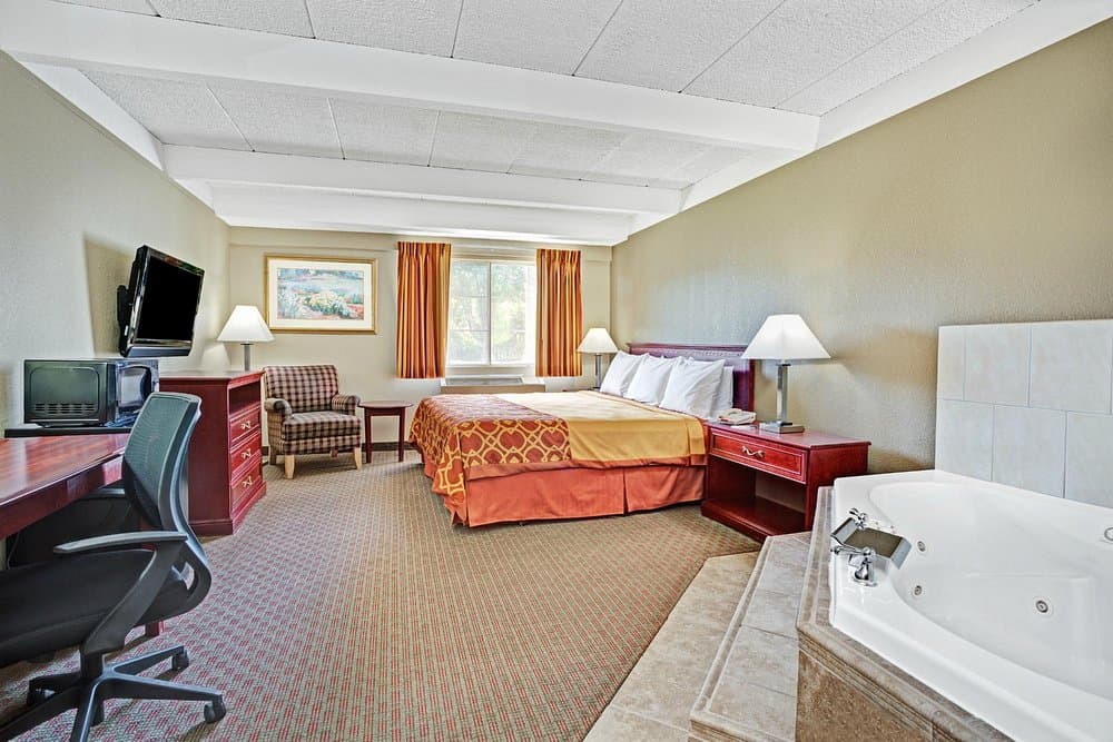 Travelodge by Wyndham Iowa City Jacuzzi room