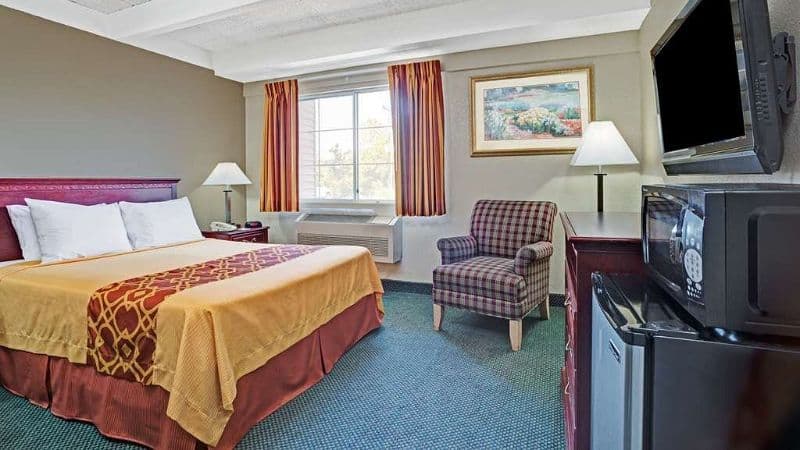 Travelodge by Wyndham Iowa City hotel photo 2
