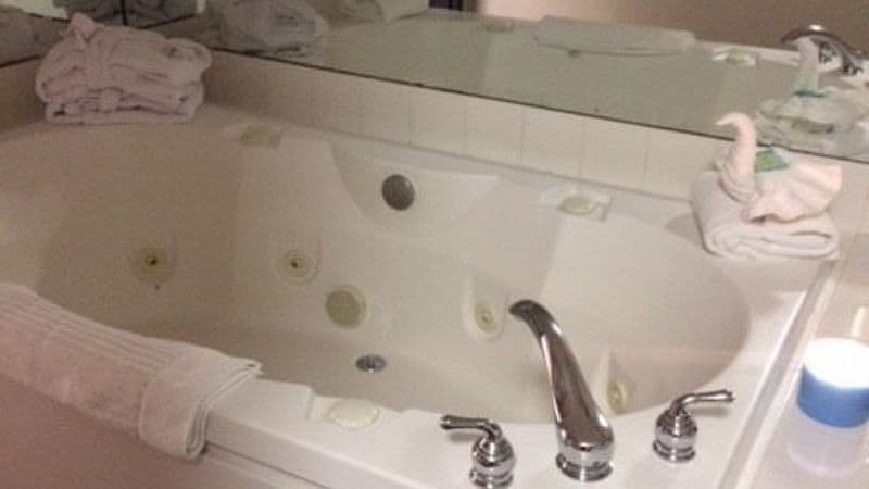 Wildwood Lodge Jacuzzi room