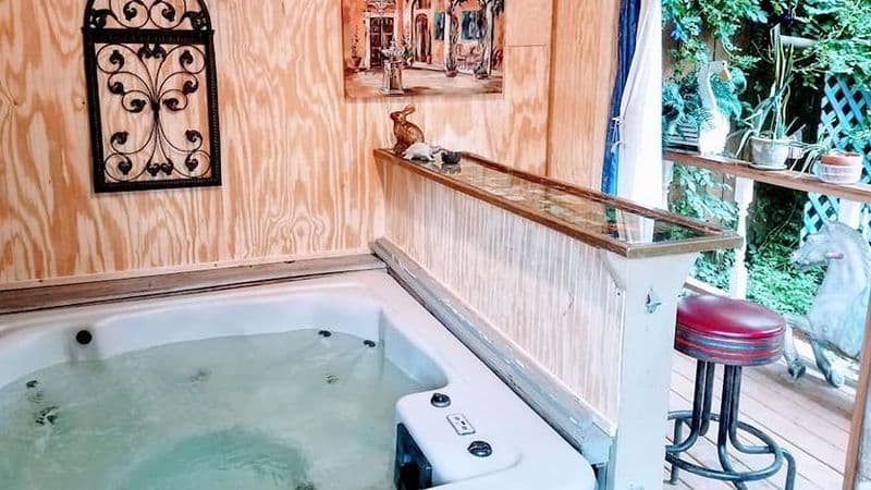 1812 Overture B&B Jacuzzi room