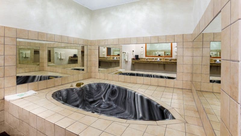 Baymont by Wyndham El Dorado Jacuzzi room