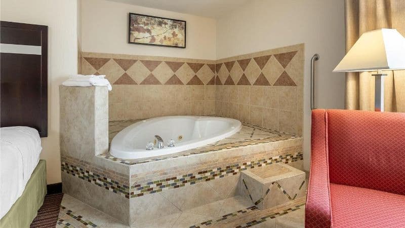 Best Western Parsons Inn Jacuzzi room