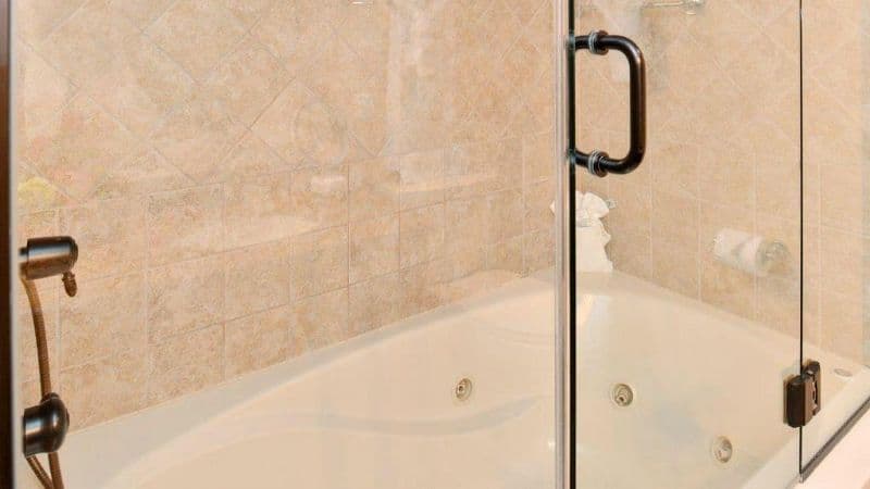Clarion Inn Garden City Jacuzzi room