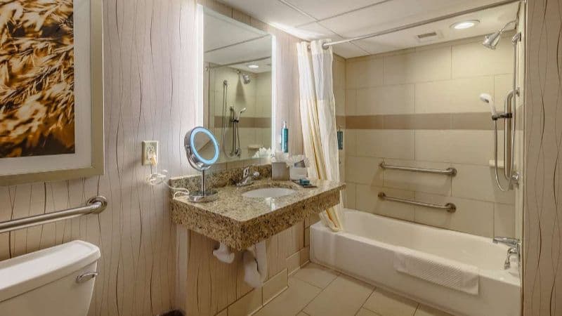 DoubleTree by Hilton Hotel Lawrence hotel photo 2