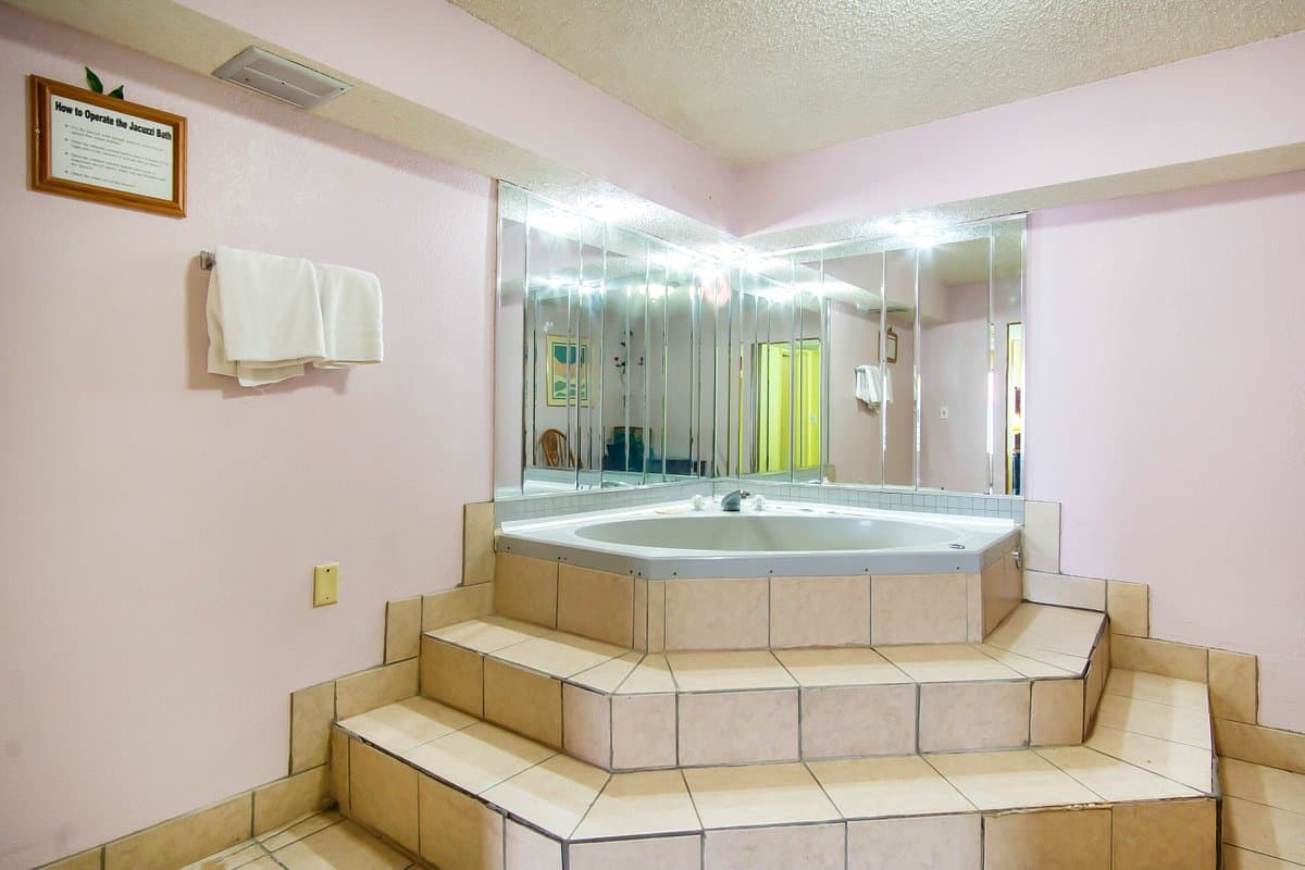 OYO Hotel Hutchinson KS West 4th Ave Jacuzzi room