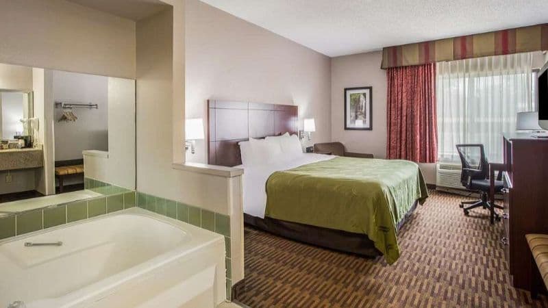 Quality Inn & Suites Lawrence – University Area Jacuzzi room