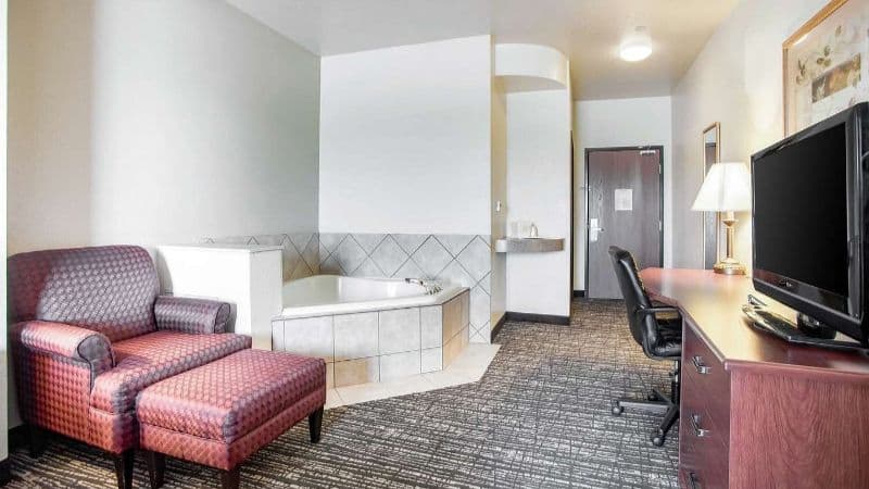 Quality Inn Parsons Jacuzzi room