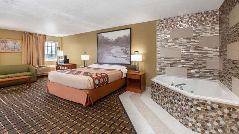 Super 8 by Wyndham Ottawa Jacuzzi room