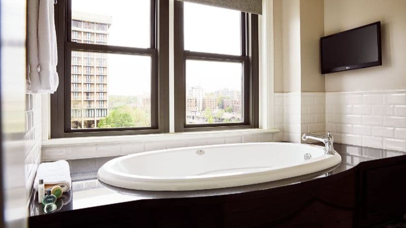 The Raphael Hotel, Autograph Collection Jacuzzi room