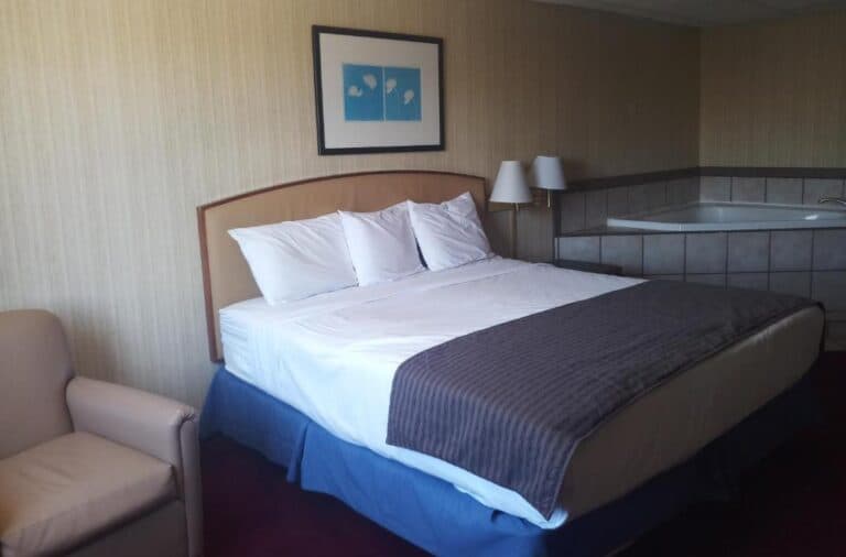 Travel Inn & Suites Jacuzzi room