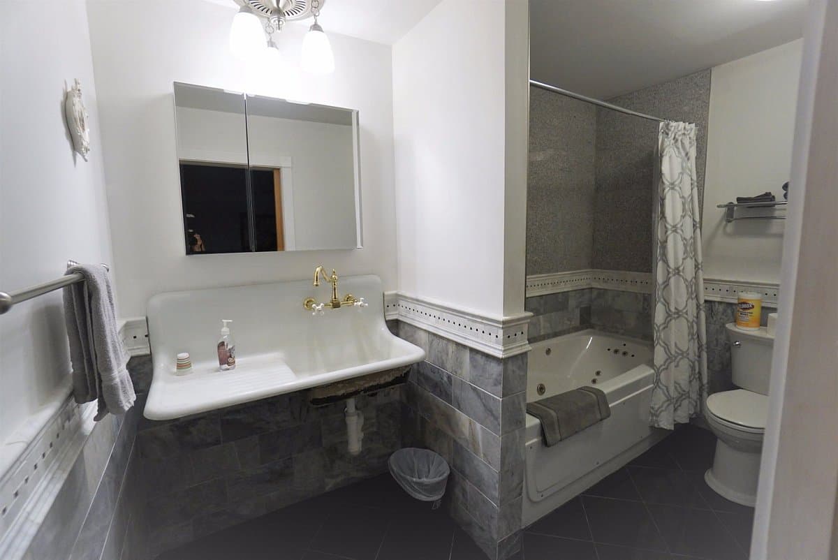 1895 Washington Hotel Jacuzzi room