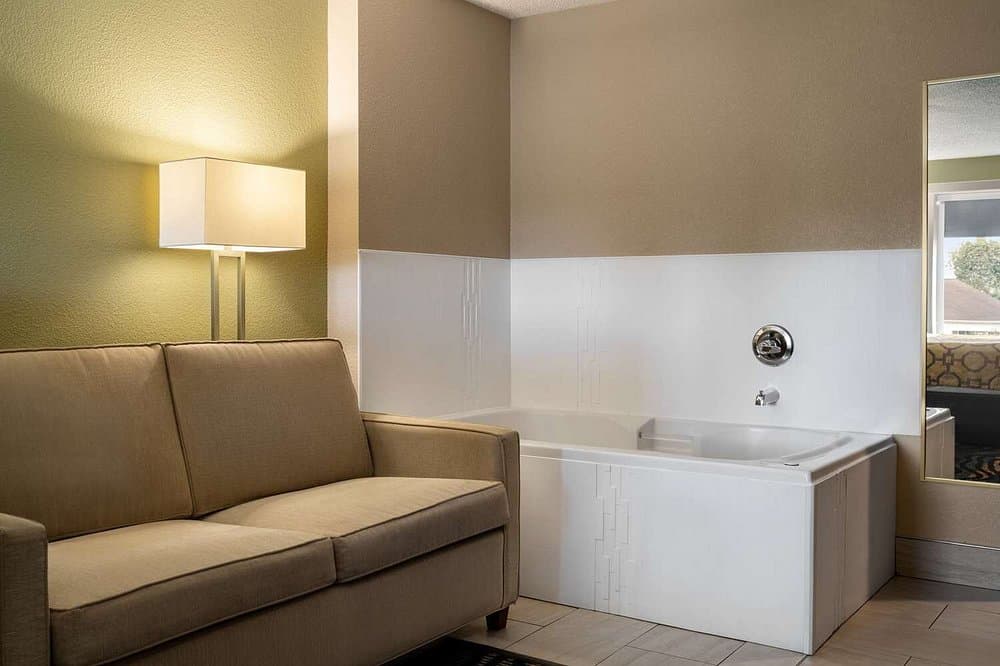 Baymont by Wyndham Georgetown Jacuzzi room