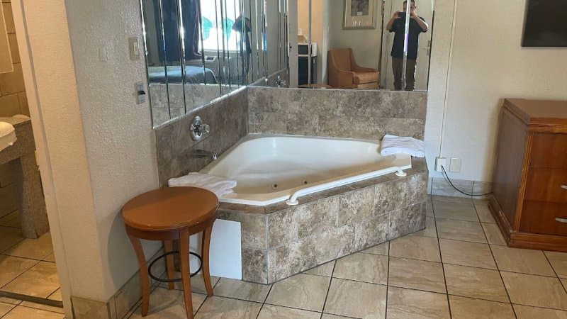 Budgetel Louisville Jacuzzi room
