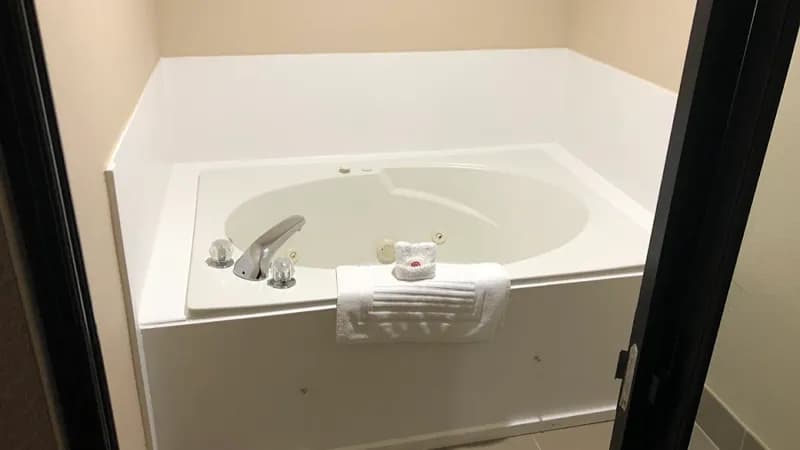 Comfort Inn Paducah I-24 Jacuzzi room
