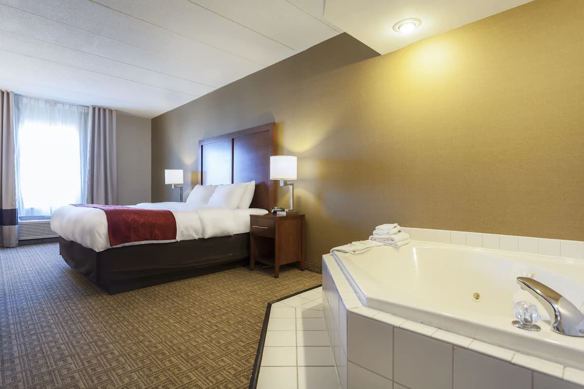 Comfort Suites Richmond Jacuzzi room