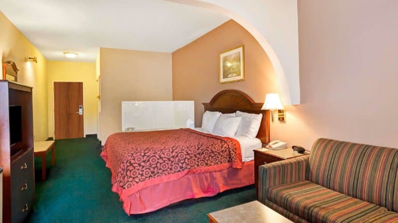 Days Inn & Suites by Wyndham Louisville SW Jacuzzi room