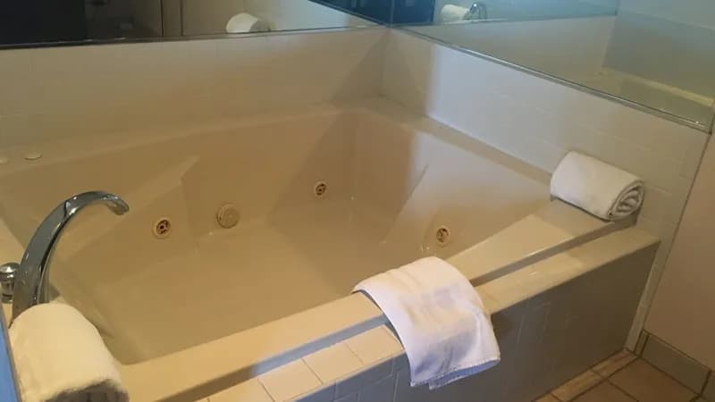 Derby Inn & Suites Jacuzzi room