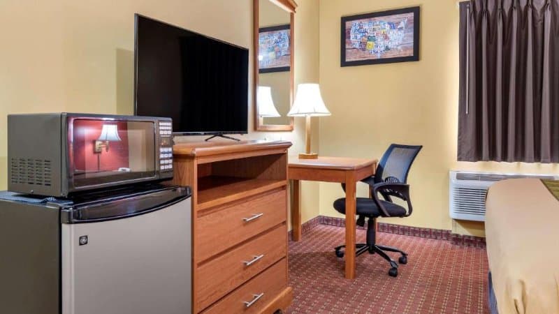 Econo Lodge Airport hotel photo 4