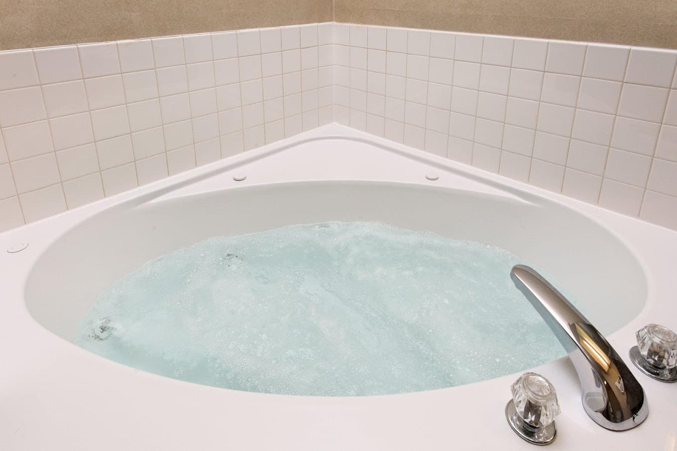 Holiday Inn Express Metropolis Jacuzzi room
