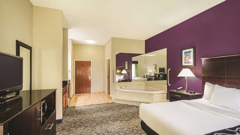 La Quinta Inn & Suites by Wyndham Louisville Jacuzzi room