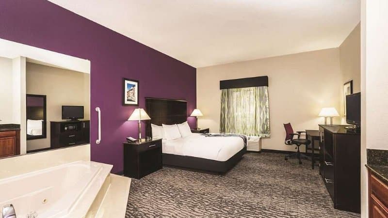 La Quinta Inn & Suites by Wyndham Louisville hotel photo 2