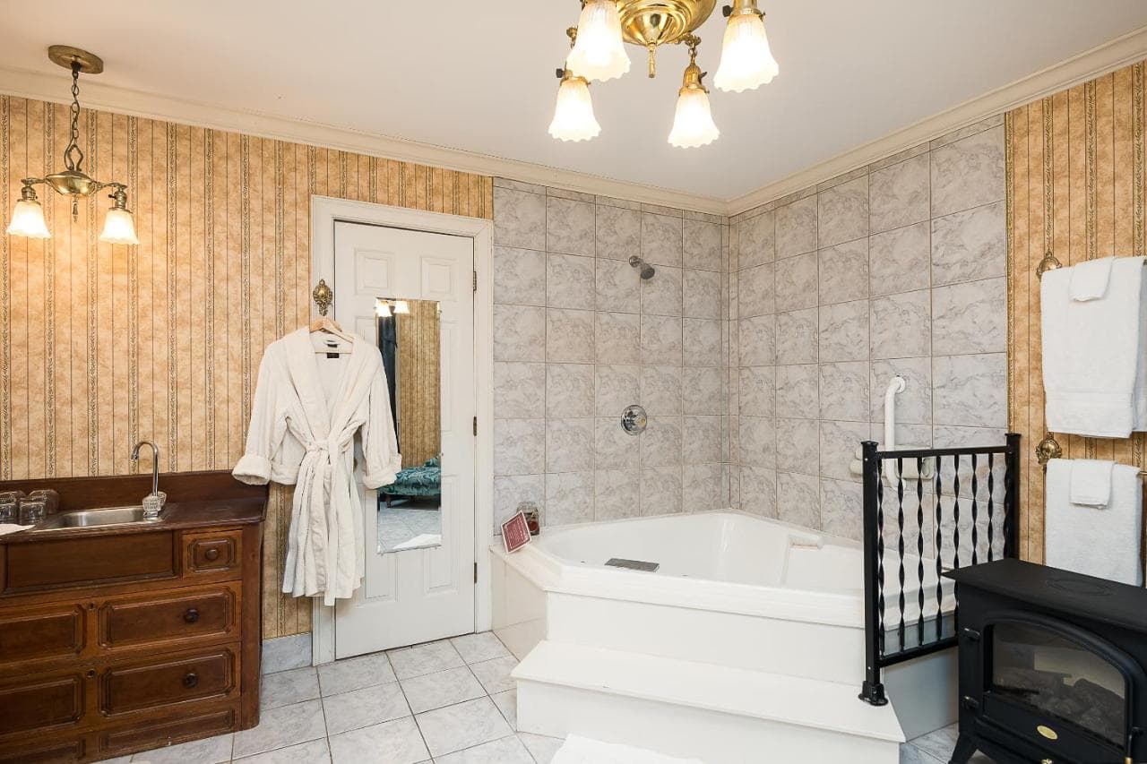 Montgomery Inn BnB Jacuzzi room
