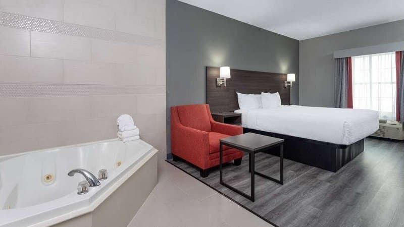 Ramada by Wyndham Sellersburg / Louisville North Jacuzzi room